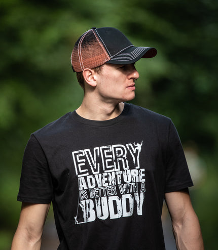 T-Shirt "EVERY ADVENTURE IS BETTER WITH A BUDDY" schwarz